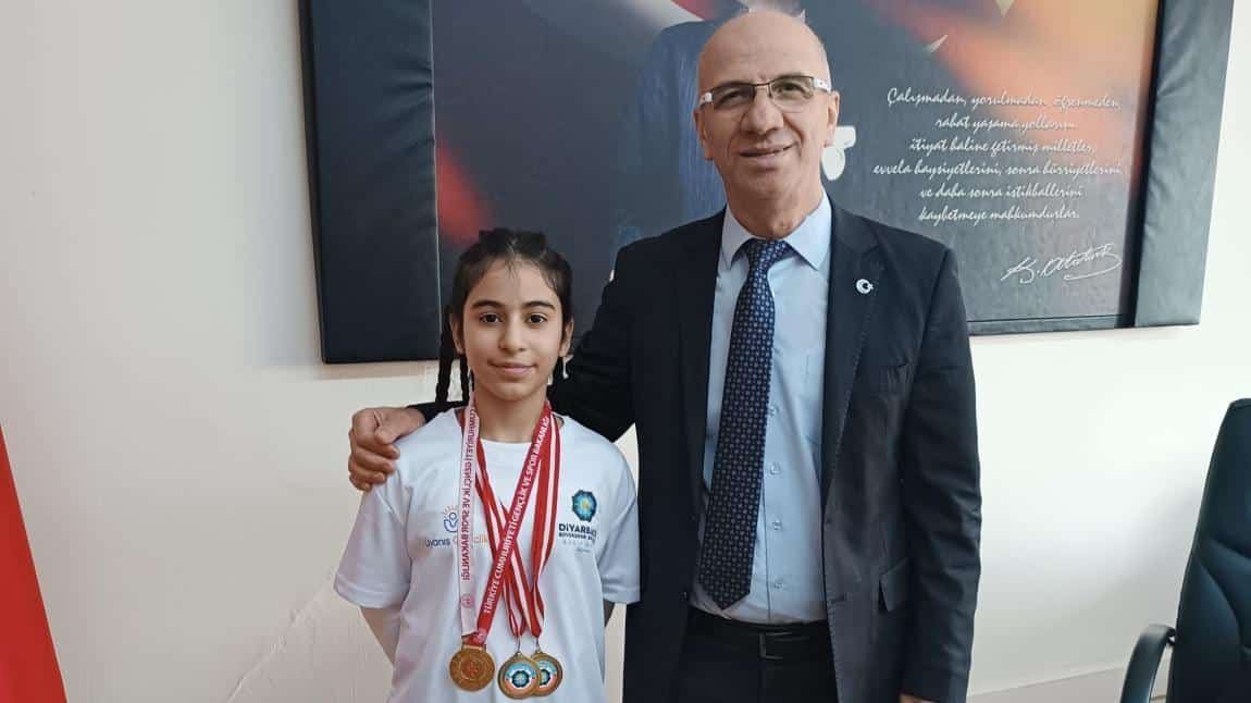 6-A Sınıfı Öğrencimiz Elif Ela Akbudak Karate Küçük Kızlar Alanında Diyarbakır İl Birincisi Olup Madalya Almaya Hak Kazanmıştır.Öğrencimizi Kutlar,Başarılarının Devamını Dileriz.